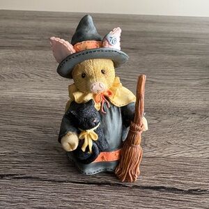 Happy Hog-O-Ween! figurine from the This Little Piggy collection by Enesco.